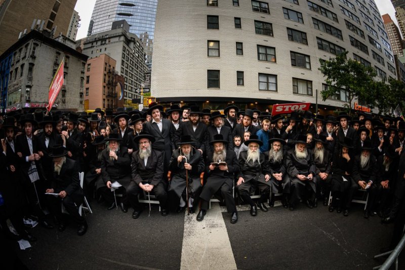 האחים לאנטשעווסקי, אברומי בלום, ד. ה. כרם, אייזיק. י, Clear shot