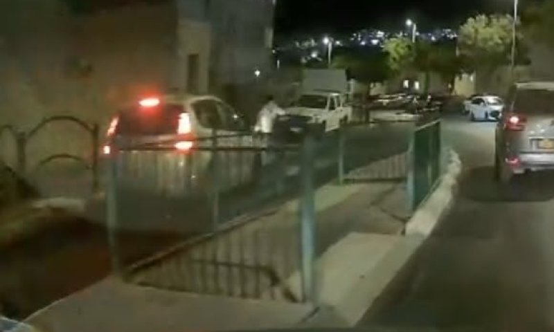 תיעוד חריג מביתר עילית: נוסע נגד כיוון התנועה - ופוגע בהולך רגל