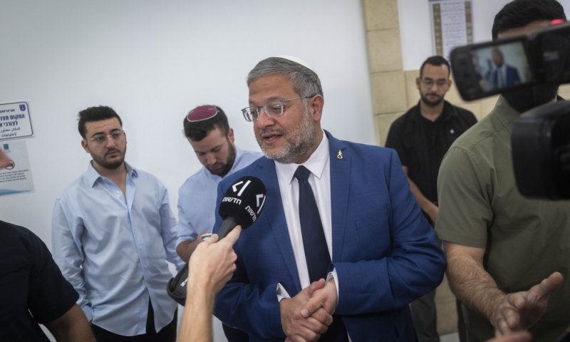 מתיחות לפני הטיסה? בן גביר זומן לשגרירות ארה"ב לטביעות אצבע