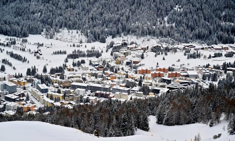 הצלם החסידי מגיש: גלריה קפואה ומרהיבה מהשלג בארוזה שבשווייץ