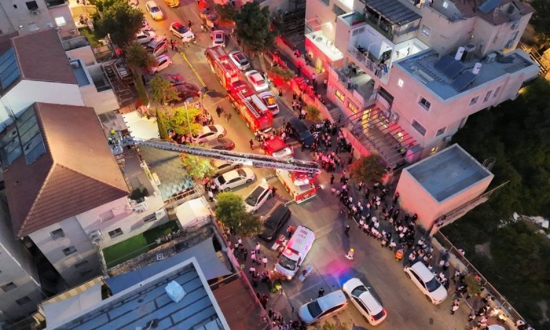 כעשרה נפגעים בשריפת בניין בביתר, עשרות חולצו ע"י הכבאים