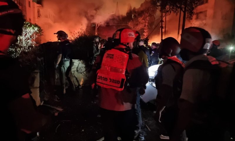 כוחות הביטחון בודקים: רקטה או מיירט פגעו במבנה, מספר פצועים