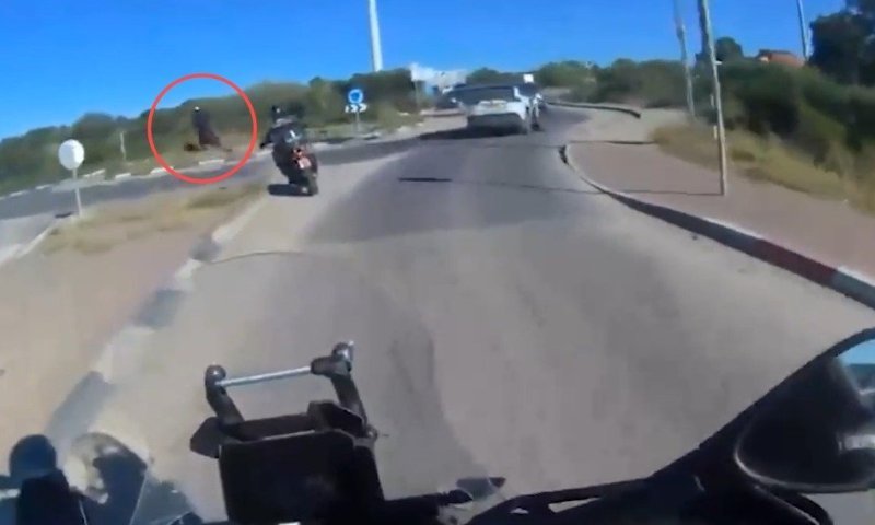 מרדף דרמטי: רוכב שטח עלה על כיכר, איבד שליטה ונעצר &bull; צפו