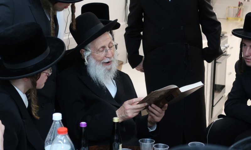שיעורי רבי מאיר: מעמד 'לחיים' מרומם במעונו של הגר"מ לוריא