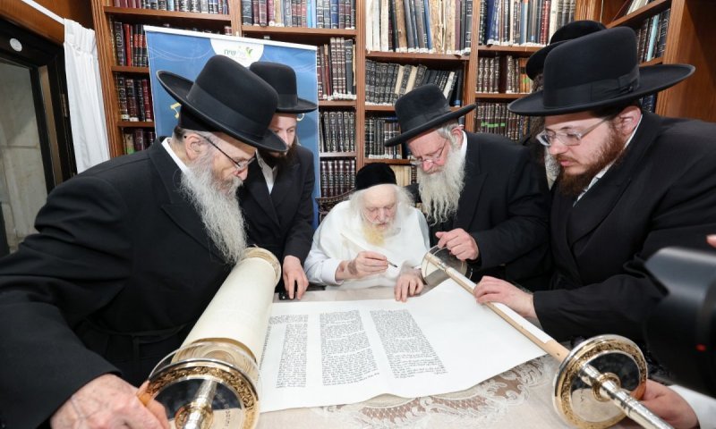 גדולי ישראל בכתיבת אותיות לספר התורה לעילוי נשמת חזקי פרקל ז"ל