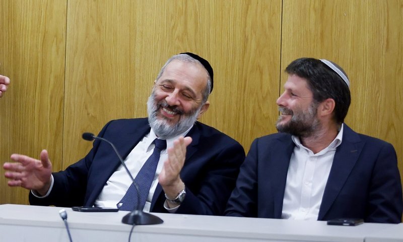 פרסום ראשון &bull; סמוטריץ&rsquo; בשיחות סגורות: &ldquo;להמתין עם פיזור הכנסת עד להעברת חוק פיצול היועמ&rdquo;שית&rdquo;
