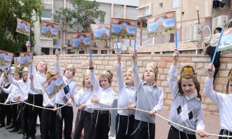 אך ורק סוליות שחורות: הדרישה הקשיחה בחיידר החסידי בבני ברק