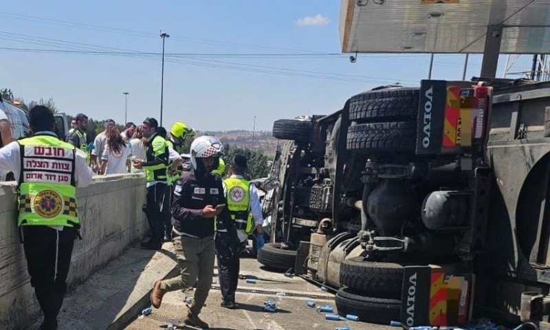 תאונה קשה בכביש 1: משאית שהתהפכה פגעה במספר כלי רכב סמוך לשער הגיא