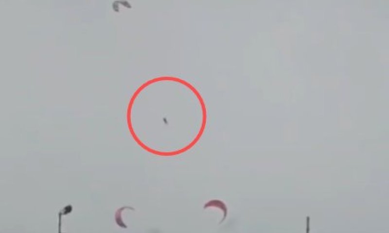 תאונה קטלנית בבת ים: גלשן עף לגובה עצום והתנגש בהר | תיעוד דרמטי