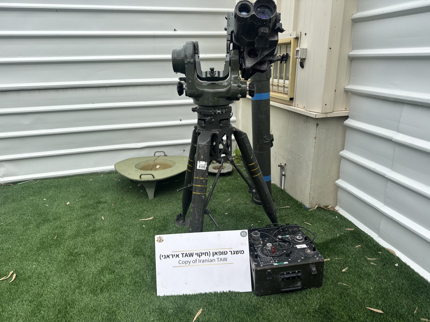 <blat>בחדרי חרדים</blat>