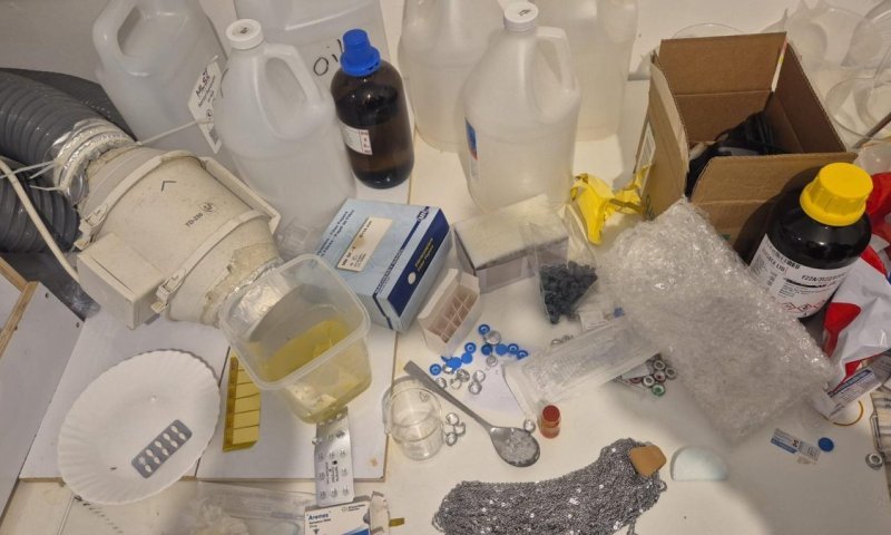 סטודנט לכימיה ייצור תרופות פיראטיות - המשטרה פשטה על המקום