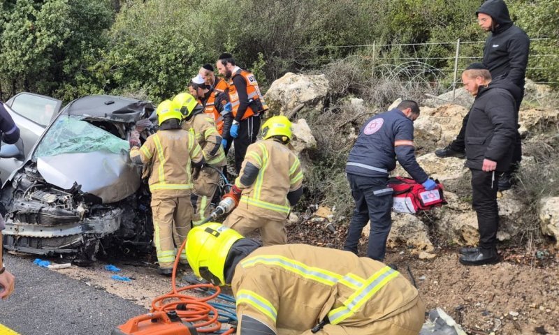 תאונה קשה בדרך למירון: רכב התנגש באוטובוס ועף לתעלה - הרוג בזירה | צפו