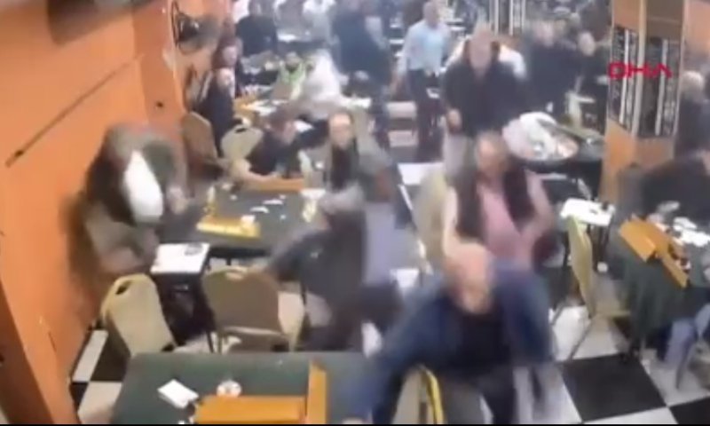 איסטנבול: רעש מרכב חולף הוביל לבהלה בבית קפה &ndash; הנוכחים נמלטו מחשש לרעידת אדמה