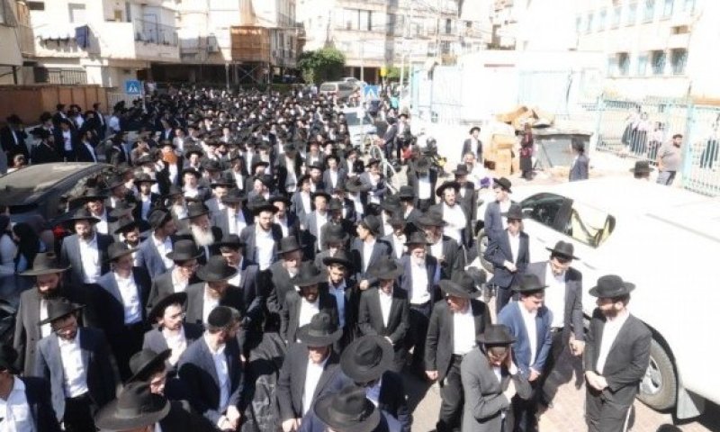 הספד האב המצמרר והסבא ששר 'אשת חיל' בבכי בהלווית הנכדה