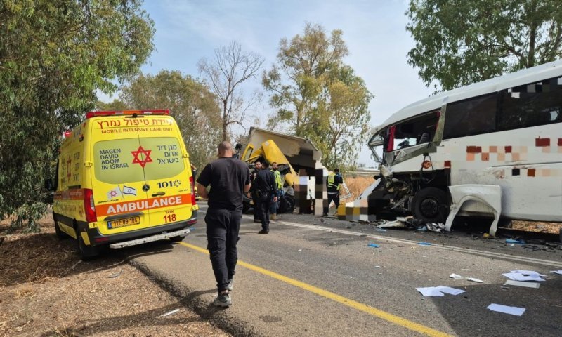  סמוך למחניים: נהג אוטובוס נהרג ו-18 נפצעו בהתנגשות עם משאית