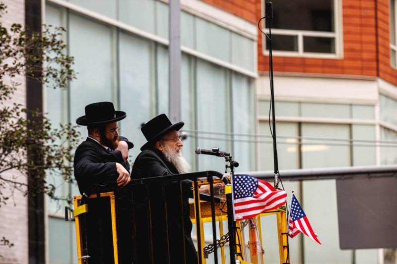 האחים לאנטשעווסקי, אברומי בלום, ד. ה. כרם, אייזיק. י, Clear shot