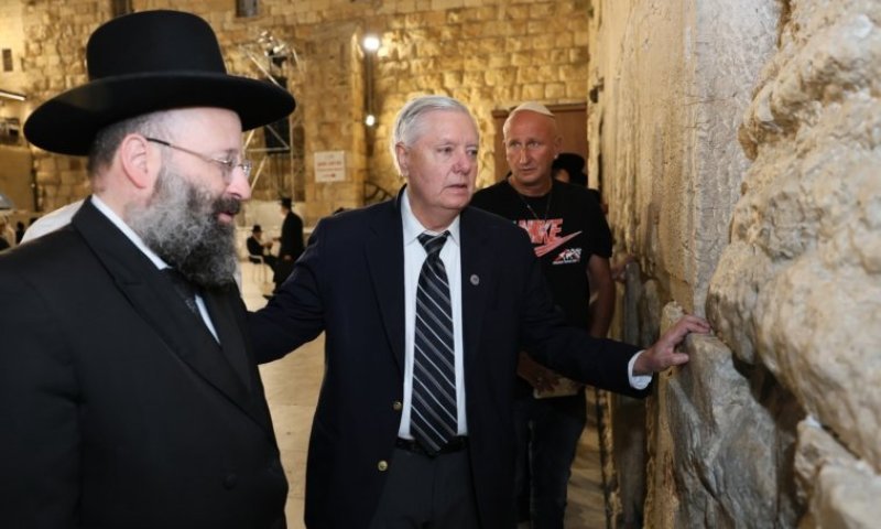 "אינכם לבד": הביקור האחרון של לינדזי גרהאם בכותל המערבי