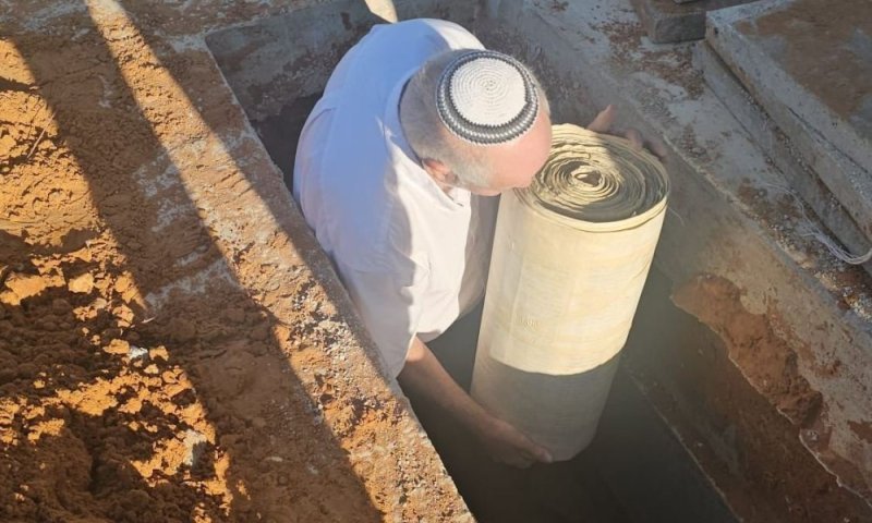 ספרי התורה שנשרפו באסון נפילת הטיל בבית שמש הובאו לקבורה
