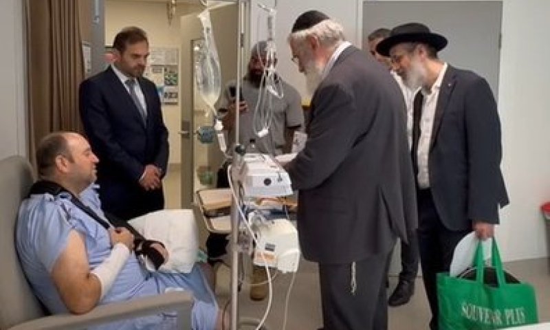 מול מיטת הגיבור: הגיס של הנרצח מהפיגוע בסידני הגיע להודות למוסלמי שהציל חיים