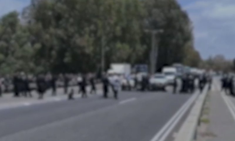 נוסעים שנעצרו בדרך למירון ניסו לחסום את צומת מגידו לכל הכיוונים ופוזרו