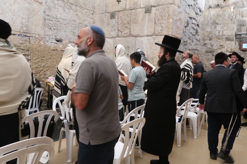 <blat>בחדרי חרדים</blat>