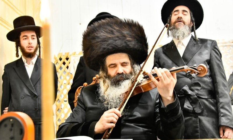 מסורת זו מסורת: הרבי מזוטשקא סיים את ההדלקה וניגן בכינור