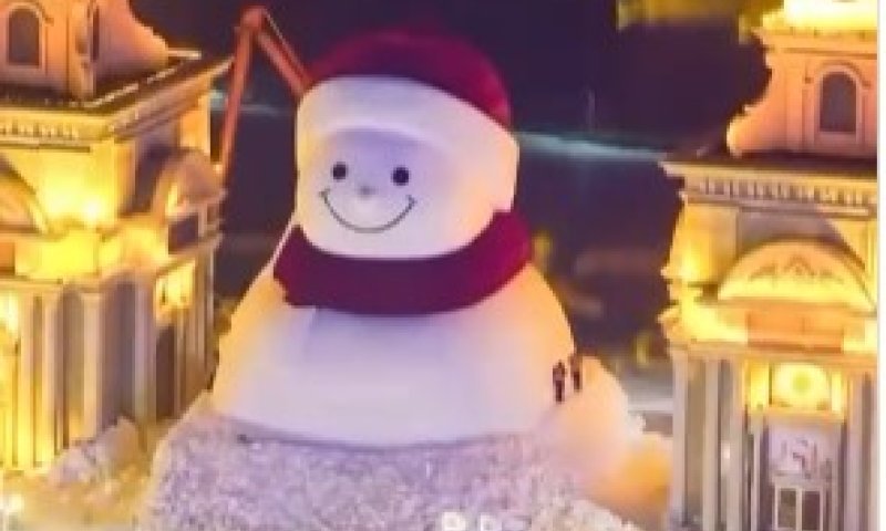 בגובה 19 מטר: בובת שלג ענקית נבנתה בסין