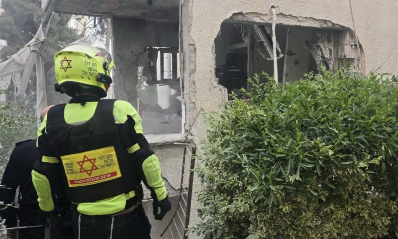 מטחים חוזרים למרכז: נזק כבד לבניין ופגיעות במספר זירות