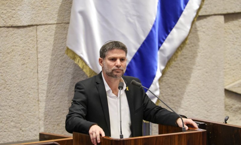 סמוטריץ': כך נראית דמוקרטיה, בארה"ב מתפטרים, בישראל נאחזים בכיסא