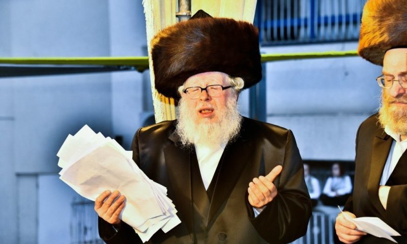 הרבי מבוהוש בכה עם הקוויטלא'ך בחופת הנכד והנכדה