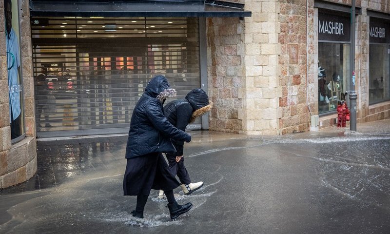 סוף חורף הפכפך: משיא החום ועד התראת שיטפונות בנחלים