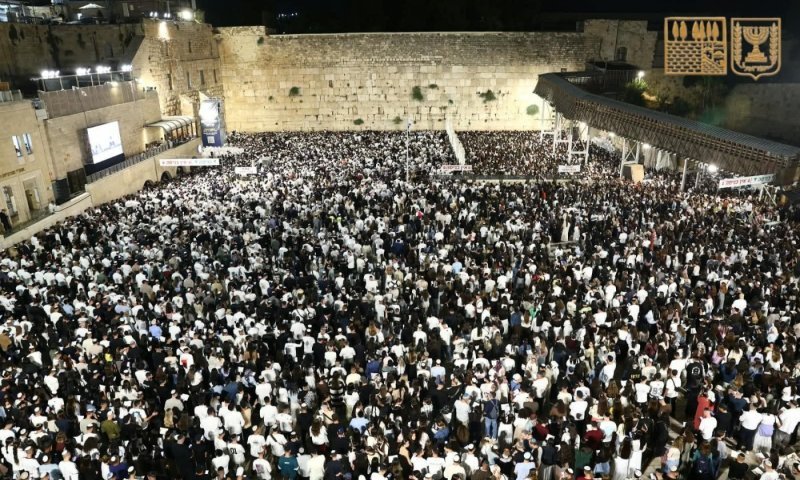 צפו: רבבות השתתפו במעמד סליחות ראשון ברחבת הכותל המערבי