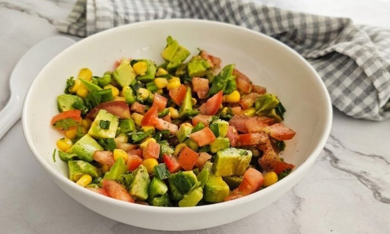 5 דקות עבודה: מתכון לסלט אבוקדו ותירס מקסיקני מושלם