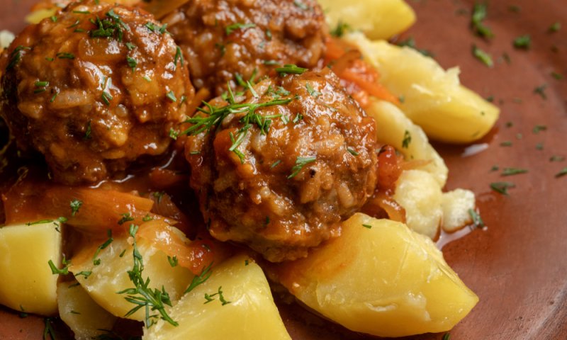 תניחו אותם על אורז צח: כדורי בשר עם קוביות תפוחי אדמה וחומוס ברוטב אסלי