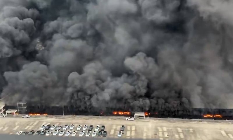 שריפת ענק במטה חברת BYD ביפן: אלפי כלי רכב עולים באש 