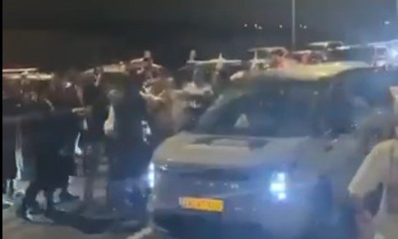 עימותים אלימים בכביש 1: מכות בין חילונים למפגינים חרדים 