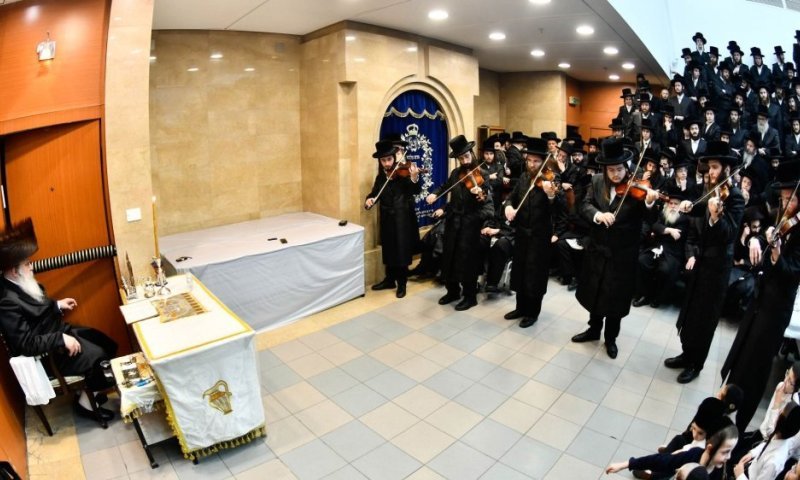 זמני ההדלקות והטישים בחצרות הקודש בימי החנוכה | להודות ולהלל