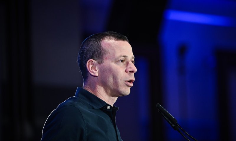 השר לשעבר בניזרי מתפוצץ על עמית סגל: איבדתם את הראש בשבת קודש