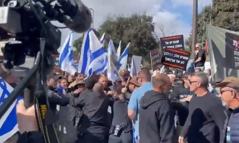 הרפתנים פרצו מחסומים: עימותים עם המשטרה מחוץ למשרדי האוצר