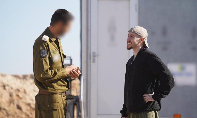 איתן מור חושף: "צילמו אותי עשרות פעמים, אבל לא פרסמו כי אבא שלי לא הפגין"