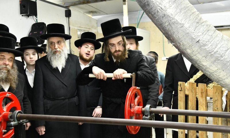 לפני צאתו לפסח באנטוורפן: תיעוד מהרבי מסאדיגורה במצוות של ערב החג