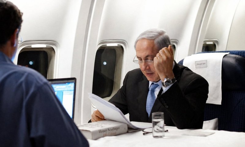 הספר, הפנס והפונט: התמונה של נתניהו שהגולשים לא קנו