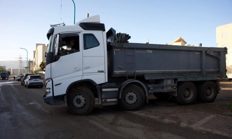השליכו פסולת ונתפסו: צי רכבים בשווי מיליונים הוחרם בפשיטה 