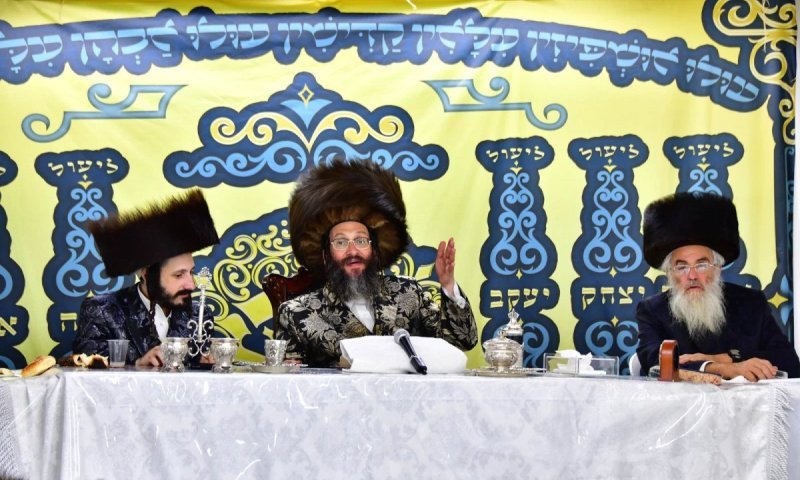 כל חגי חודש תשרי בחצר הקודש ספינקא רמ"א