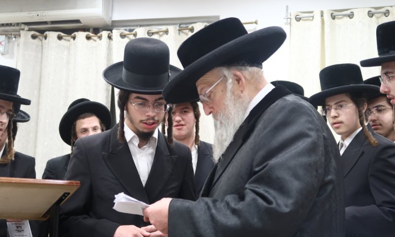 עם ה'שעות צעטליך' ביד: האדמו"ר מפינסק קרלין בביקור בישיבה בבני ברק