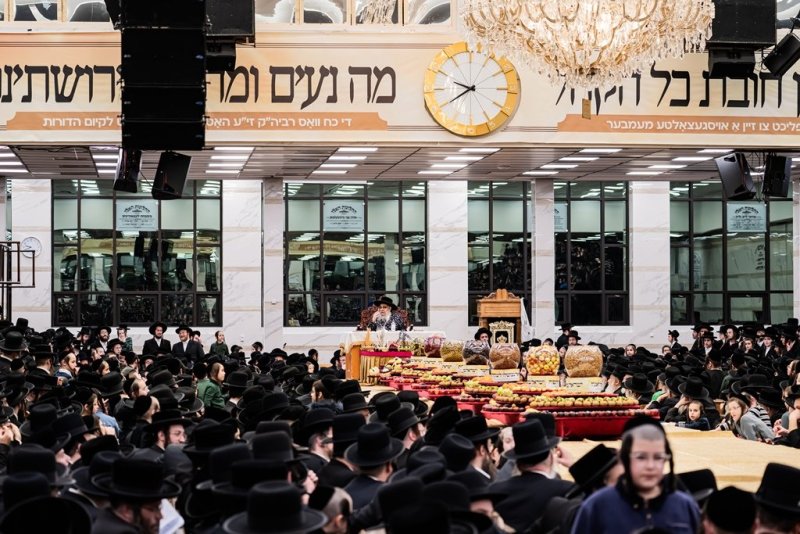 בחצרות סאטמר