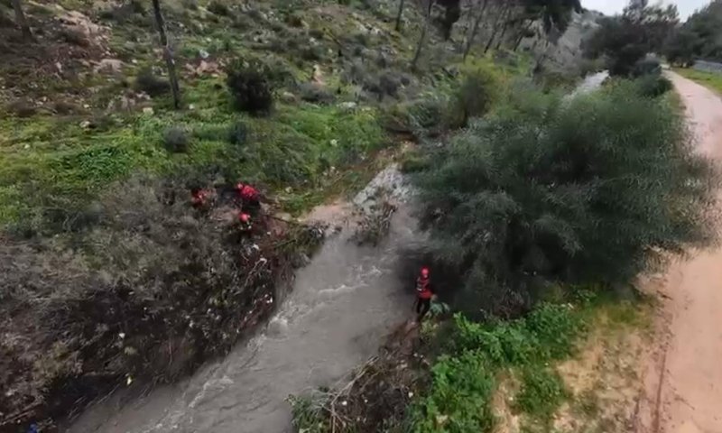 תיעוד מהאוויר: לוחמי האש מחפשים אחר תלמיד הישיבה בערוץ הנחל