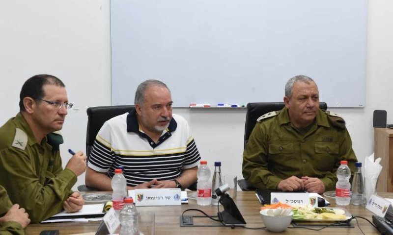 מי יוביל? איזנקוט וליברמן במגעים לאיחוד