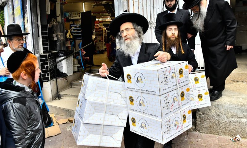 צפו בתיעוד ר' מיילך יצא מהמאפייה וקופסאות המצות בידיו