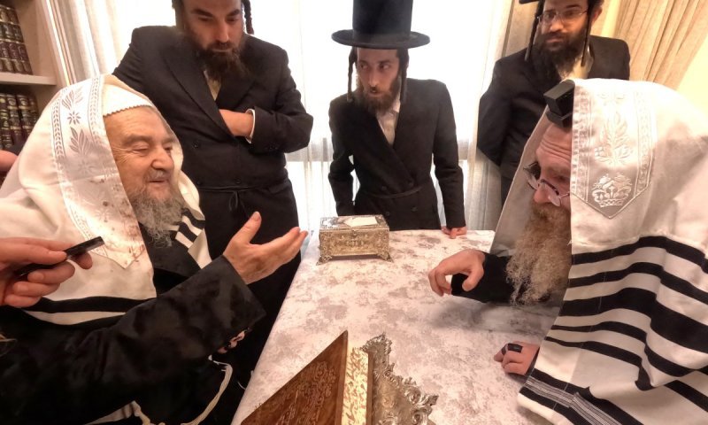 ועטרותיהם בראשיהם: אב"ד אמונת ישראל ביקר אצל פאר הדור